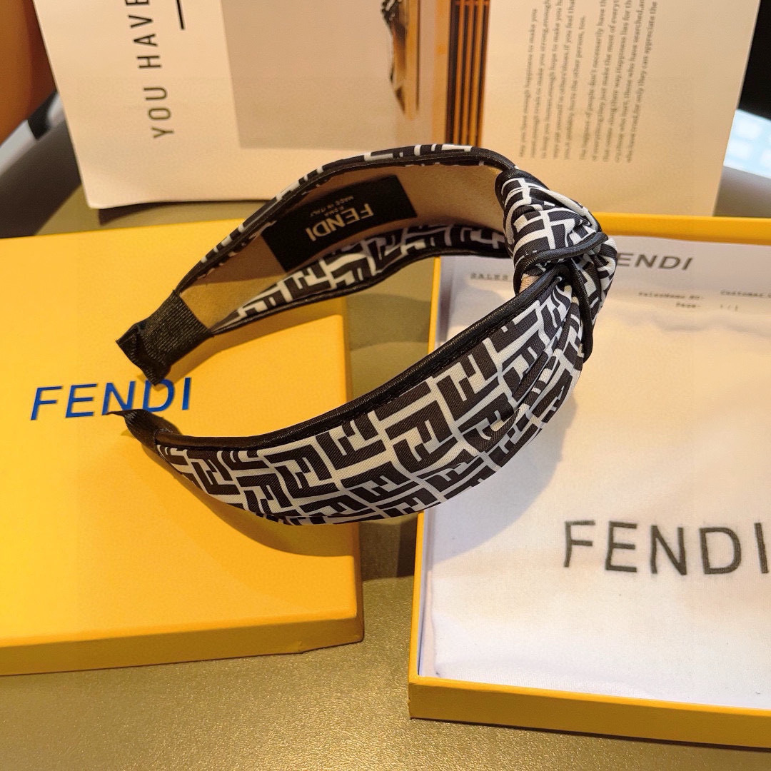 配包装
FENDI 芬迪 新款中间结洋气大牌范儿发箍，宽版原单货， 简约百搭，潮女必备品，超级的高大上！