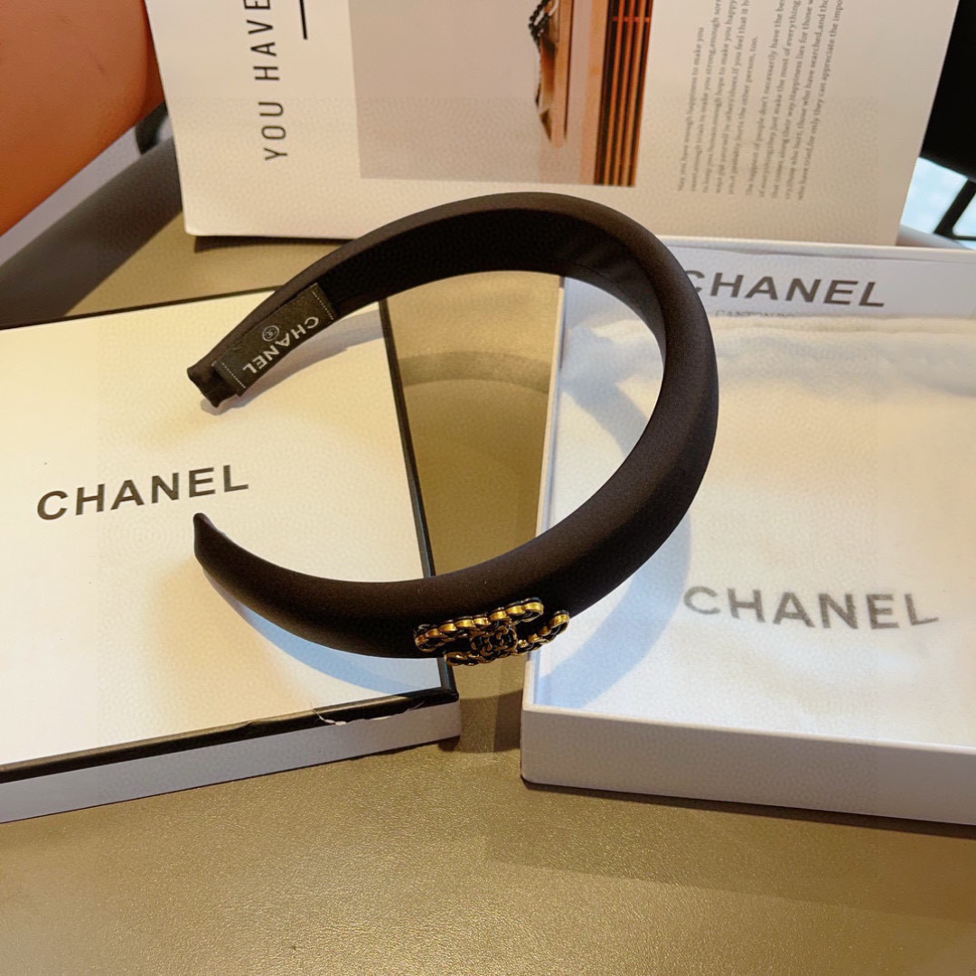 配包装
CHANEL（香奈儿）最新款小香发箍，新品巨显脸小头箍，网红爆款推荐 搭配高端双Ｃlogo ，超