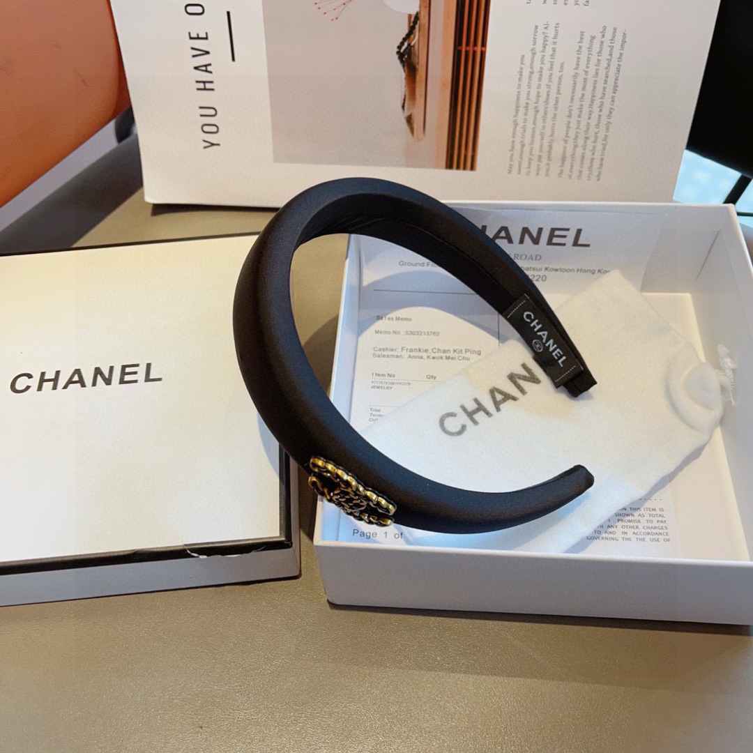 配包装
CHANEL（香奈儿）最新款小香发箍，新品巨显脸小头箍，网红爆款推荐 搭配高端双Ｃlogo ，超