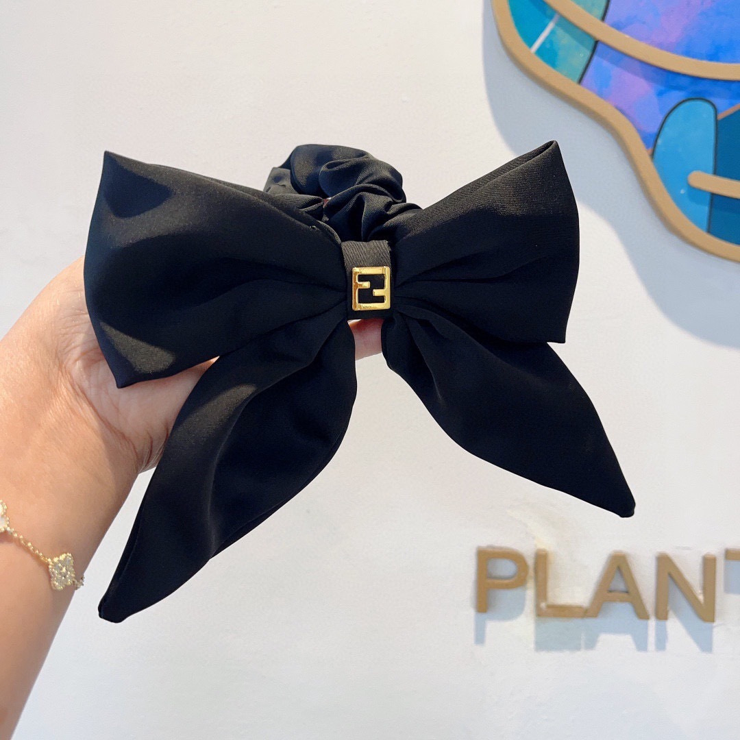 NO:369220,Packaging FENDI letter streamer ponytail hair ring bow colon ring, high-end Korean F rubber band, classic design, high-end and atmospheric, celebrity style, hairpin, hairpin, fendi, fendi, fendi, hairpins19860909配包装 FENDI 芬迪 字母飘带马尾发圈 蝴蝶结肠圈,高档韩版F皮筋,经典花型设计, 高端大气,名媛范儿,发夹,发夹,fendi,fendi,hairpins,accessory