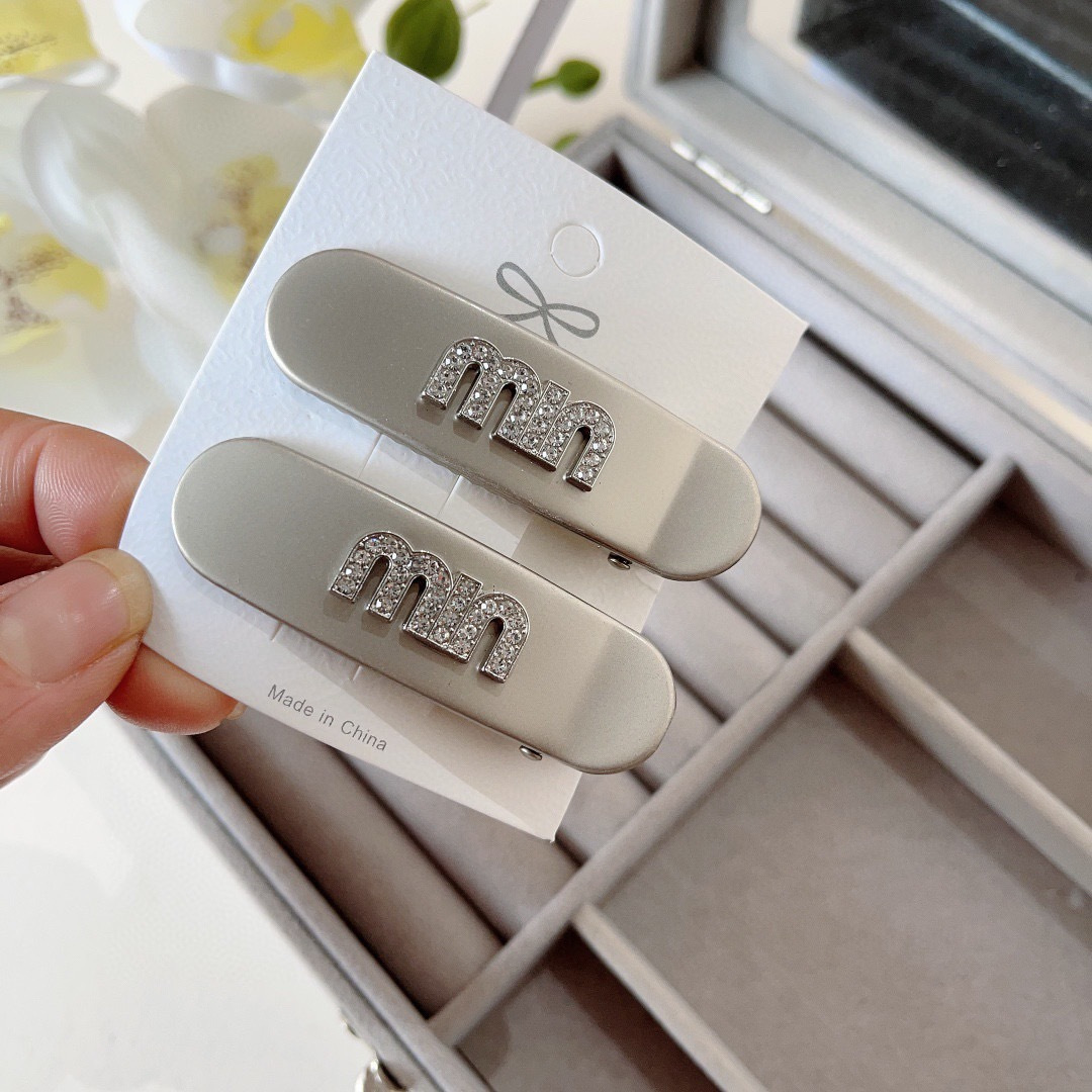 NO:369225,Packaging (one pair) miumiu (Miao Miu) New internet celebrity French bb clip, classic letter logo edge clip bang clip hair accessories, high-end Japanese and Korean fantasy girl simple and versatile style!  hairpins, hairpins, miumiu, hairpins19860909配包装（一对） miumiu（缪缪） 新款网红法式bb夹、经典字母logo边夹刘海夹发饰, 高级感日韩幻彩少女简约百搭款！发夹,发夹,miumiu,hairpins,accessory