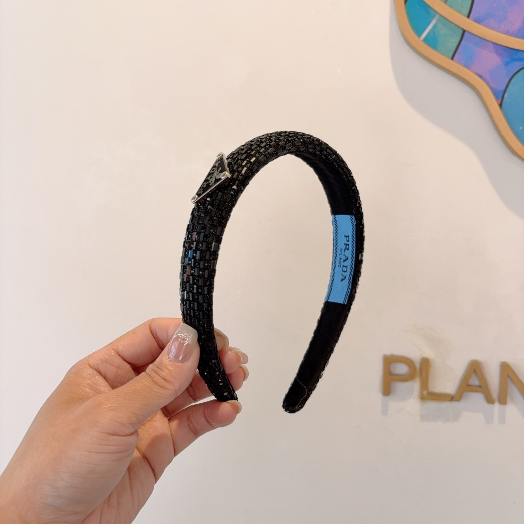 NO:369295,Packaging PRADA (Prada) New European and American style diamond-mounted hairband, same style as celebrities, goddess must-have items, very versatile, fashionable and trendy hairpins, hairpins, prada, prada, hairpins19860909配包装 PRADA（普拉达） 欧美新款贴钻发箍,明星同款 女神必备单品,非常百搭,时尚潮流发夹,发夹,prada,prada,hairpins,accessory