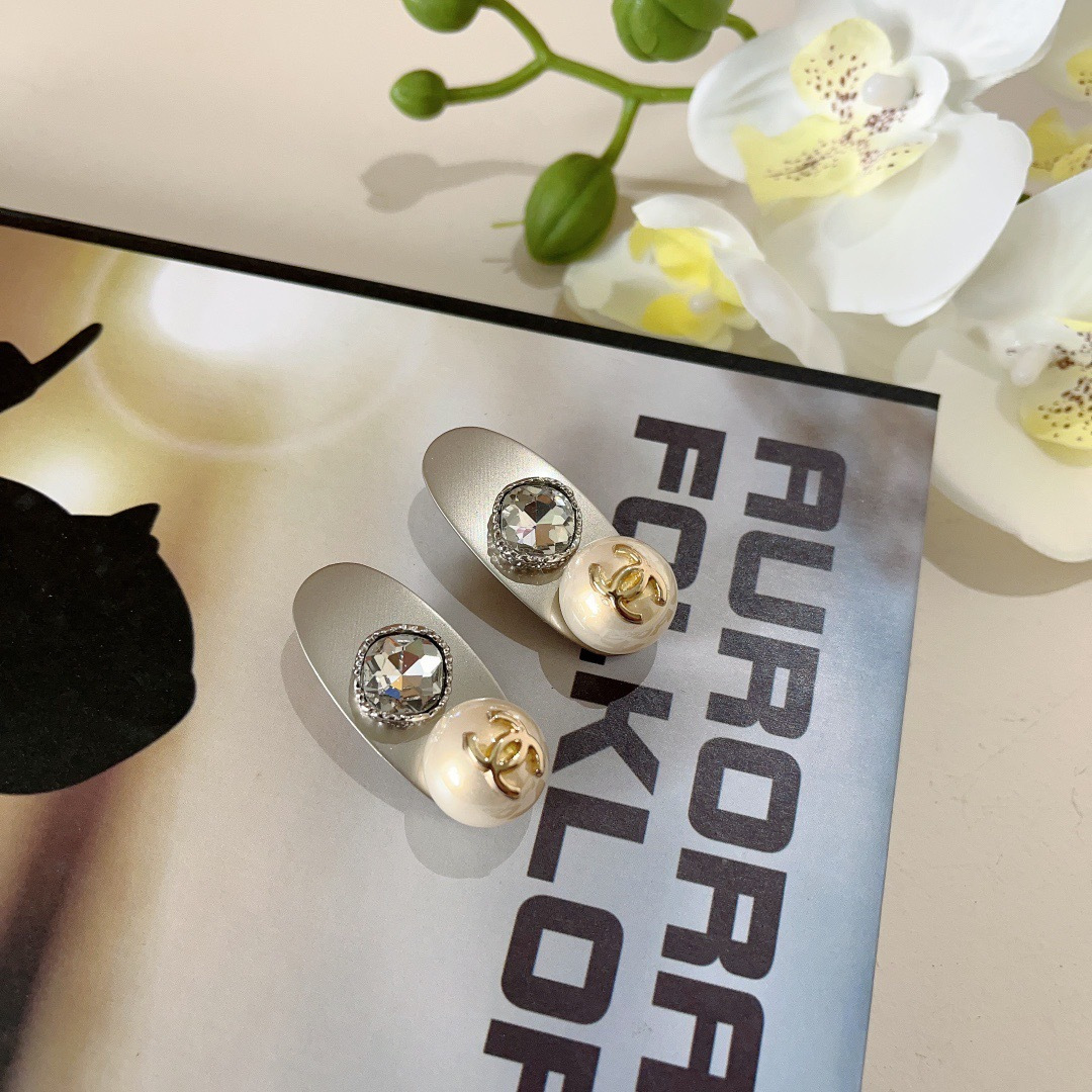NO:369308,Packaging (one pair) CHANEL (Chanel) New small fragrance style diamond pearl BB clip, classic letter logo edge clip bang clip hair accessories, high-end Japanese and Korean fantasy girl simple and versatile style!  hairpins, hairpins, chanel, chanel, hairpins19860909配包装（一对） CHANEL（香奈儿） 新款小香风钻珍珠BB夹、经典字母logo边夹刘海夹发饰, 高级感日韩幻彩少女简约百搭款！发夹,发夹,chanel,chanel,hairpins,accessory