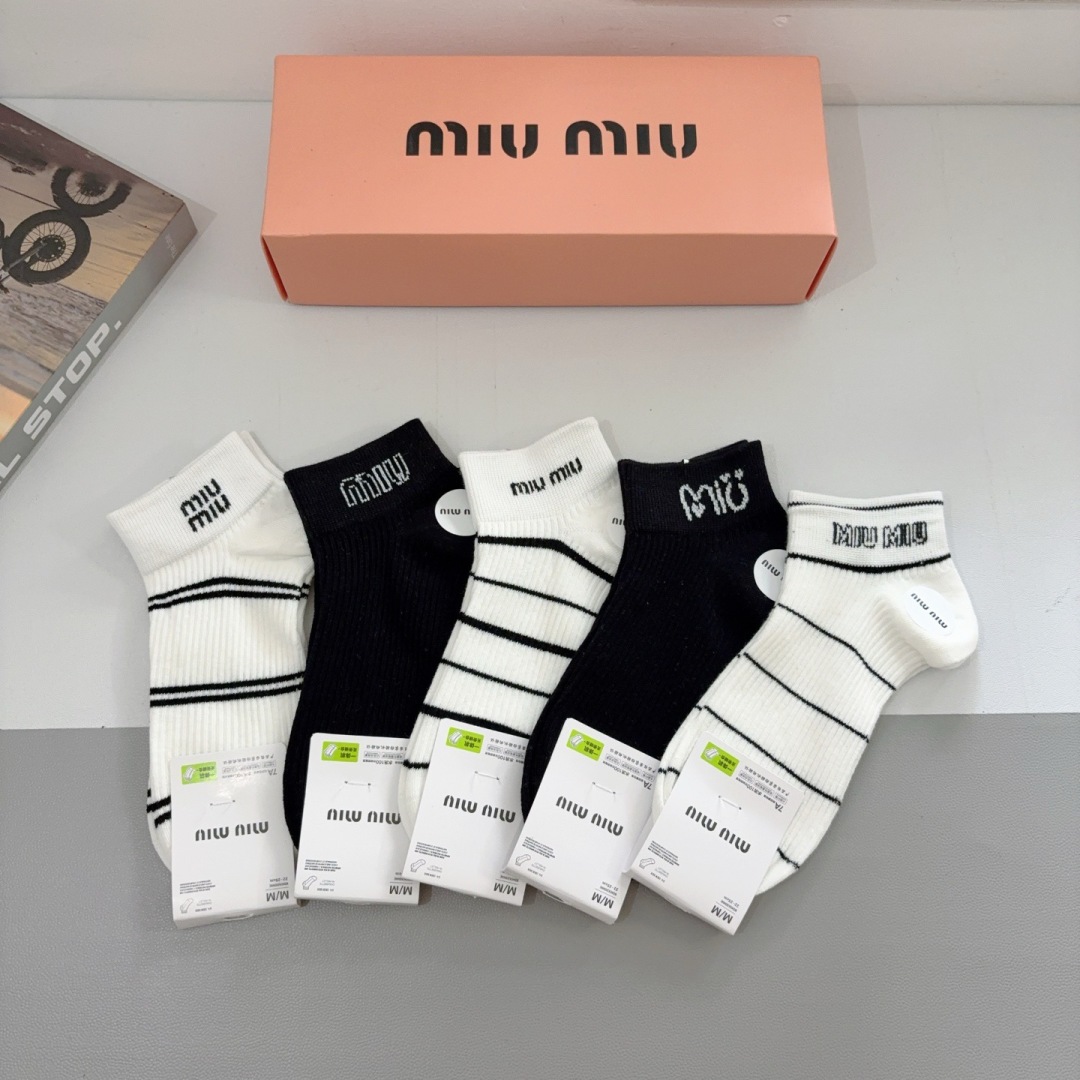 配包装【一盒5双】
miumiu · 缪缪 新款网红袜子❗️短筒船袜。纯棉材质，轻薄柔软透气，四季通用，