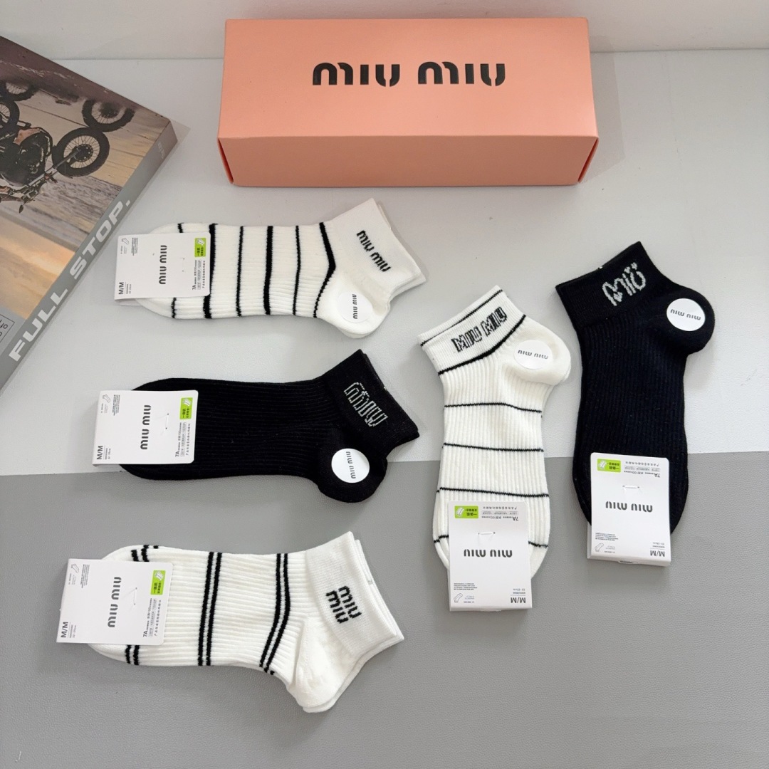配包装【一盒5双】
miumiu · 缪缪 新款网红袜子❗️短筒船袜。纯棉材质，轻薄柔软透气，四季通用，