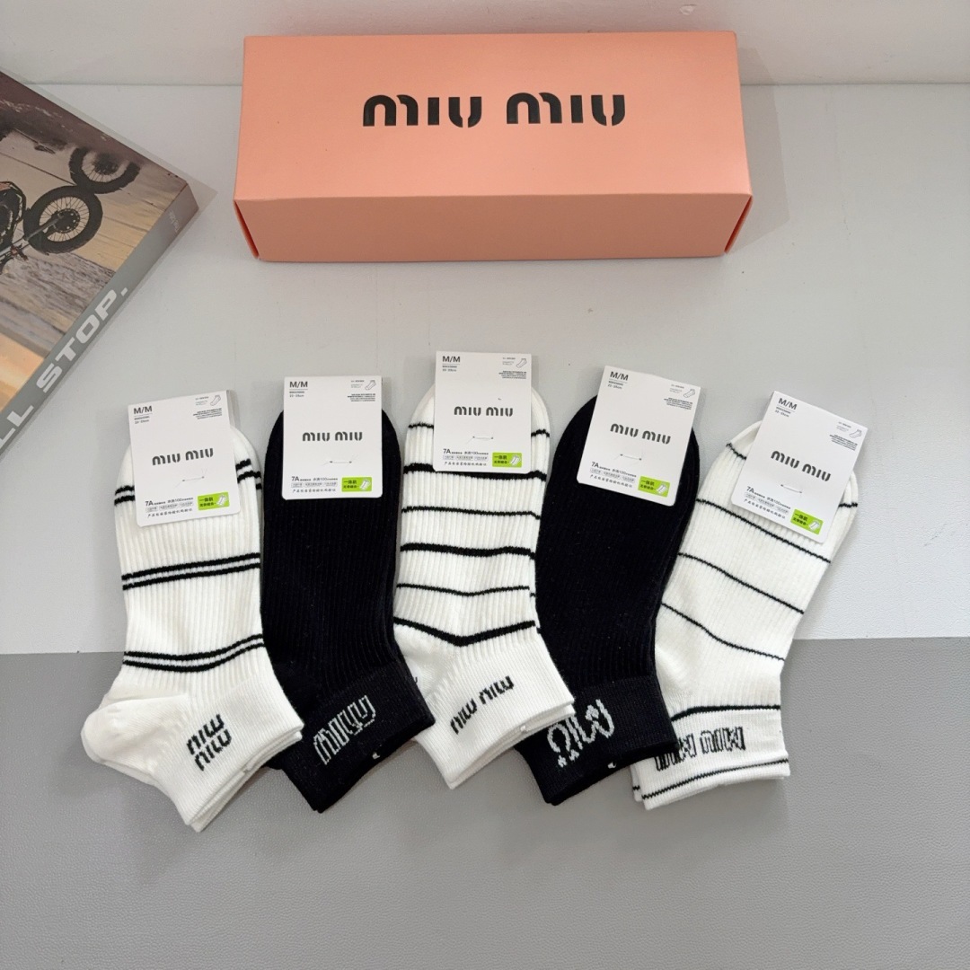 配包装【一盒5双】
miumiu · 缪缪 新款网红袜子❗️短筒船袜。纯棉材质，轻薄柔软透气，四季通用，