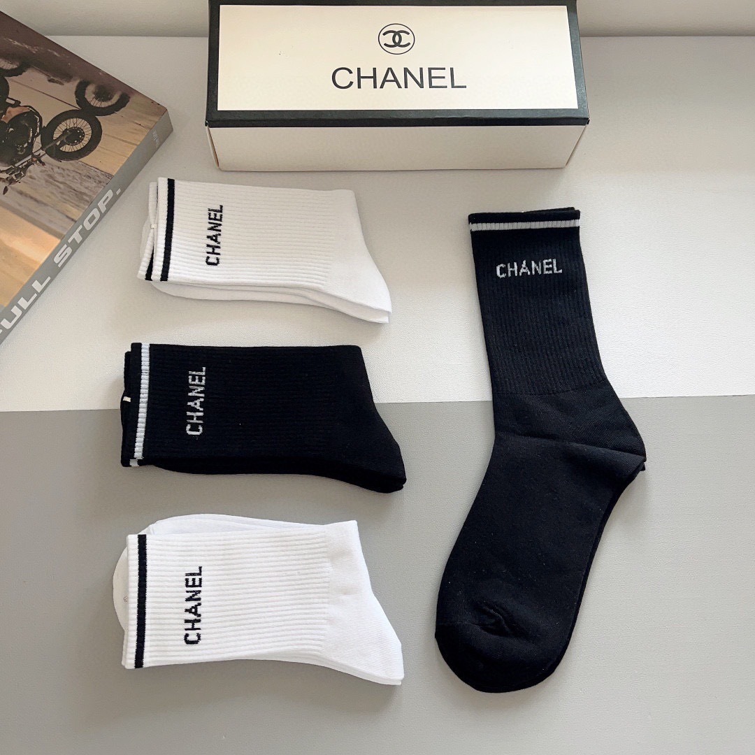 配包装（一盒4双）
CHANEL 香奈儿经典中筒袜子❗️高版本纯棉材质柔软，秒杀市场普通货，经典的双C图