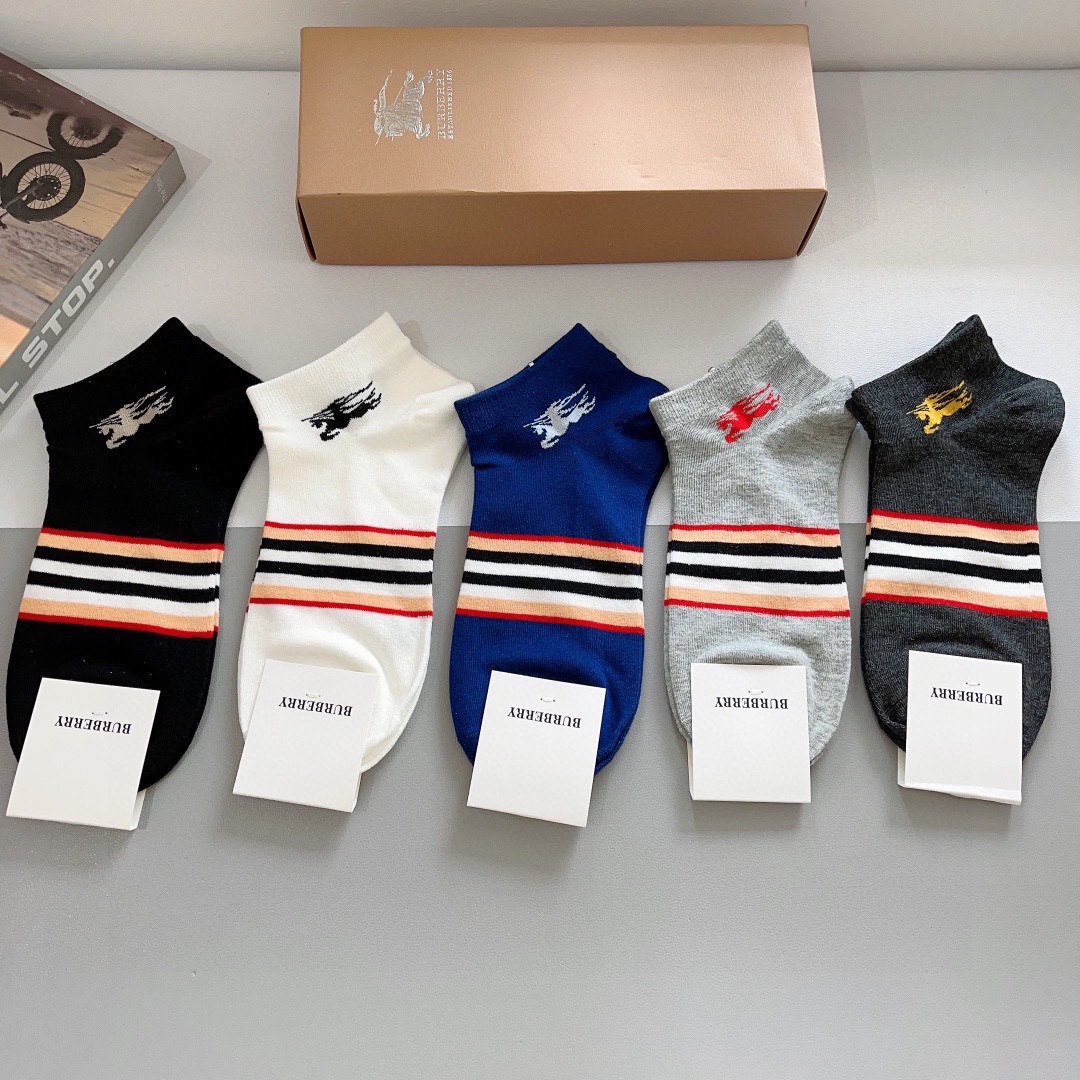 配包装（一盒5双） 
🌟 BURBERRY 巴宝莉超火爆小单品，经典字母logo船袜，个性时尚百搭款，！
