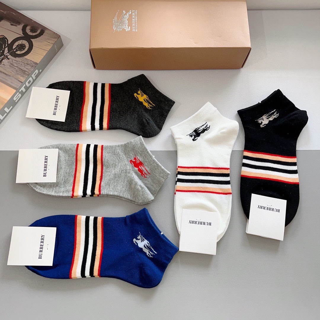 配包装（一盒5双） 
🌟 BURBERRY 巴宝莉超火爆小单品，经典字母logo船袜，个性时尚百搭款，！