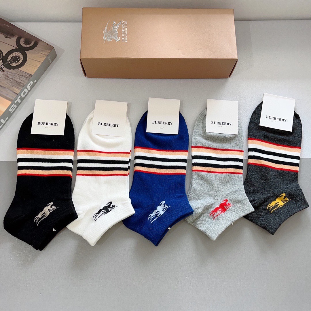 配包装（一盒5双） 
🌟 BURBERRY 巴宝莉超火爆小单品，经典字母logo船袜，个性时尚百搭款，！