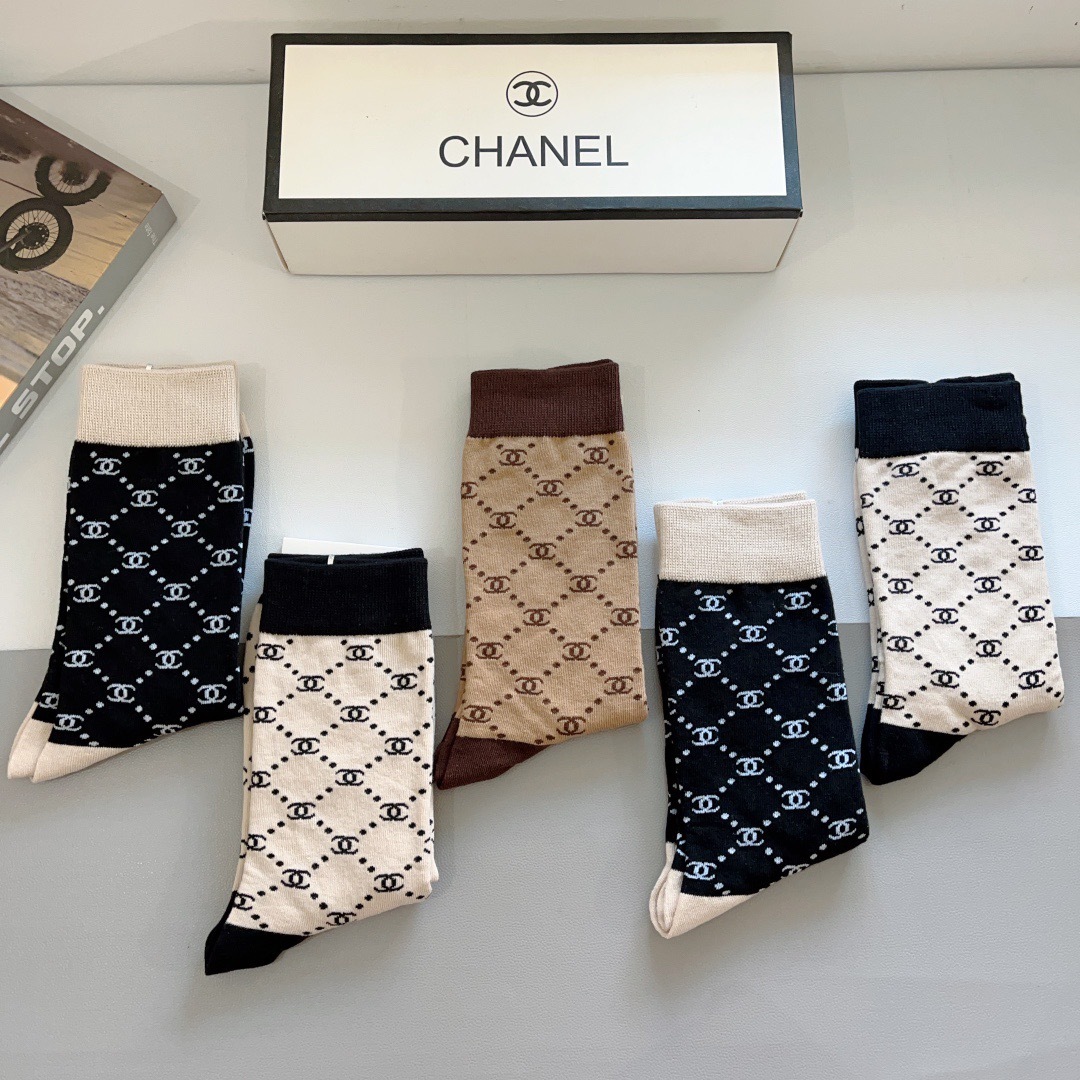 配包装（一盒5双）
CHANEL 香奈儿经典长筒袜子❗️高版本纯棉材质柔软，秒杀市场普通货，经典的双C图