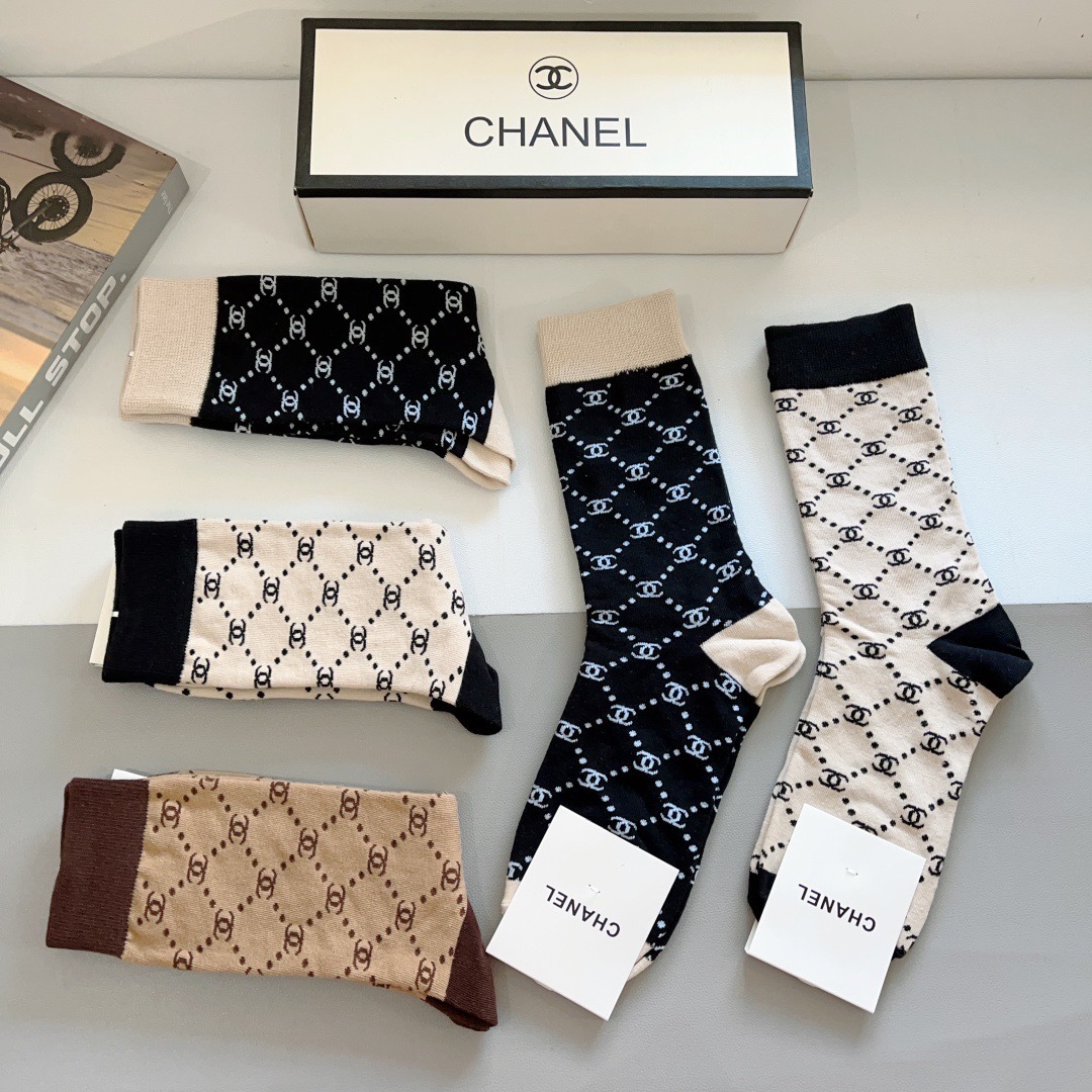 配包装（一盒5双）
CHANEL 香奈儿经典长筒袜子❗️高版本纯棉材质柔软，秒杀市场普通货，经典的双C图