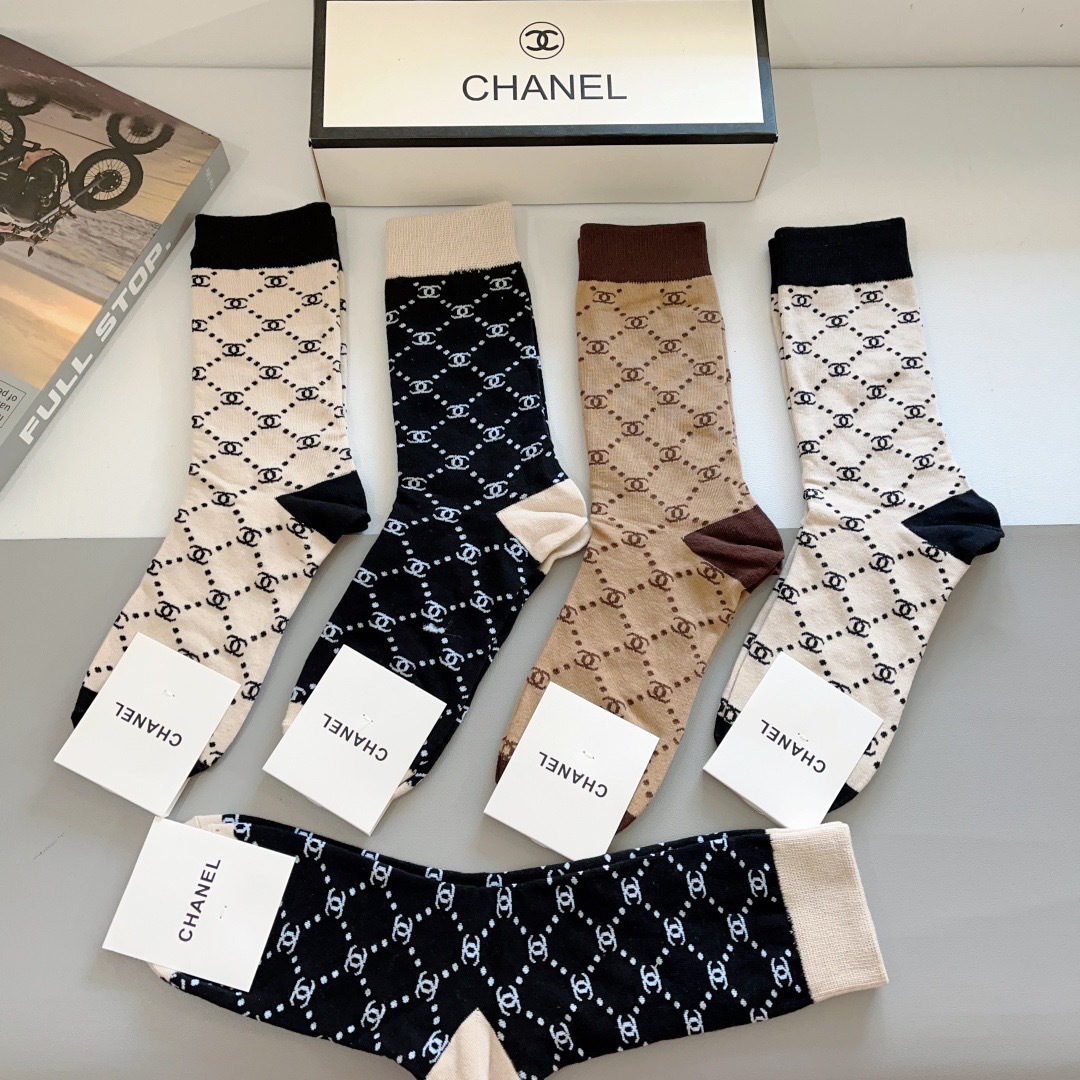 配包装（一盒5双）
CHANEL 香奈儿经典长筒袜子❗️高版本纯棉材质柔软，秒杀市场普通货，经典的双C图