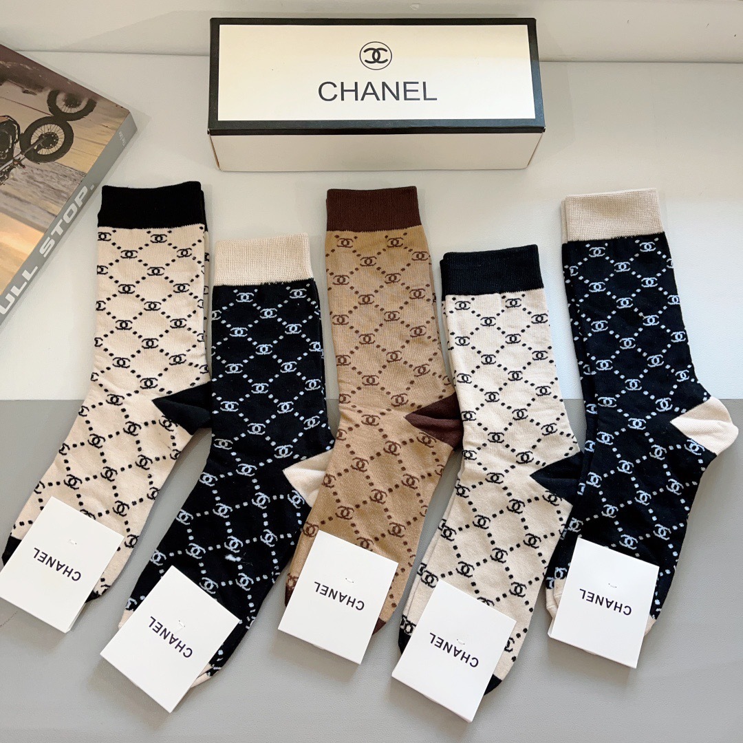 配包装（一盒5双）
CHANEL 香奈儿经典长筒袜子❗️高版本纯棉材质柔软，秒杀市场普通货，经典的双C图