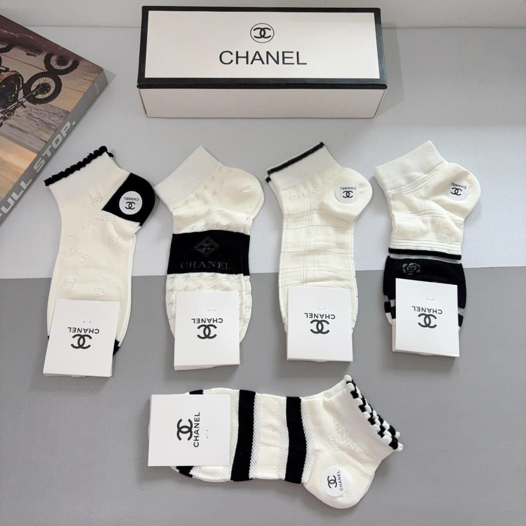 配包装（一盒5双）
CHANEL 香奈儿经典袜子❗️高版本竹棉材质柔软，秒杀市场普通货，经典的双C图案l
