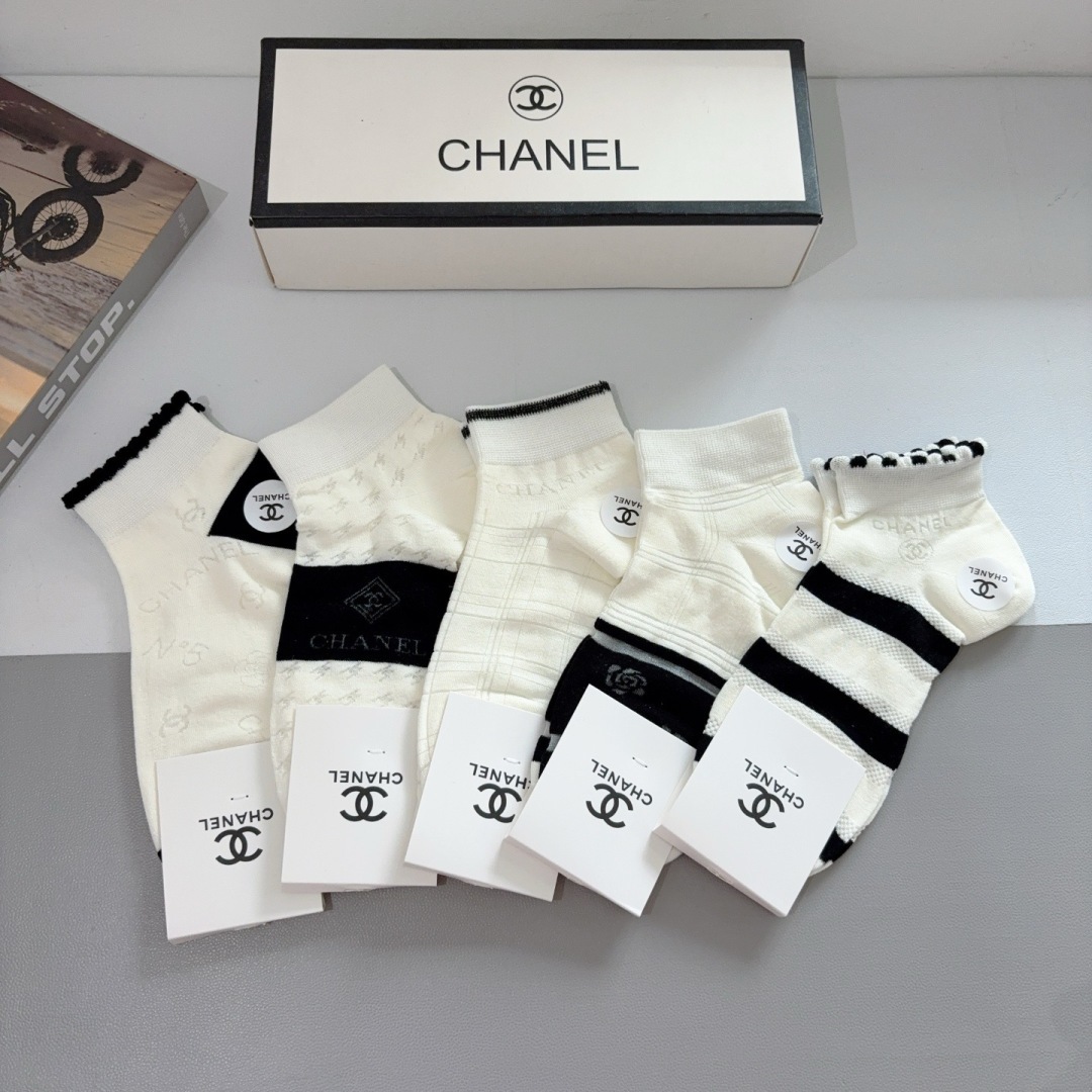 配包装（一盒5双）
CHANEL 香奈儿经典袜子❗️高版本竹棉材质柔软，秒杀市场普通货，经典的双C图案l