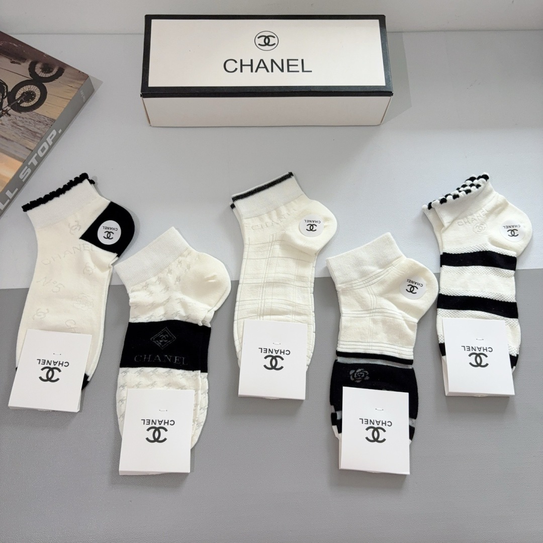 配包装（一盒5双）
CHANEL 香奈儿经典袜子❗️高版本竹棉材质柔软，秒杀市场普通货，经典的双C图案l