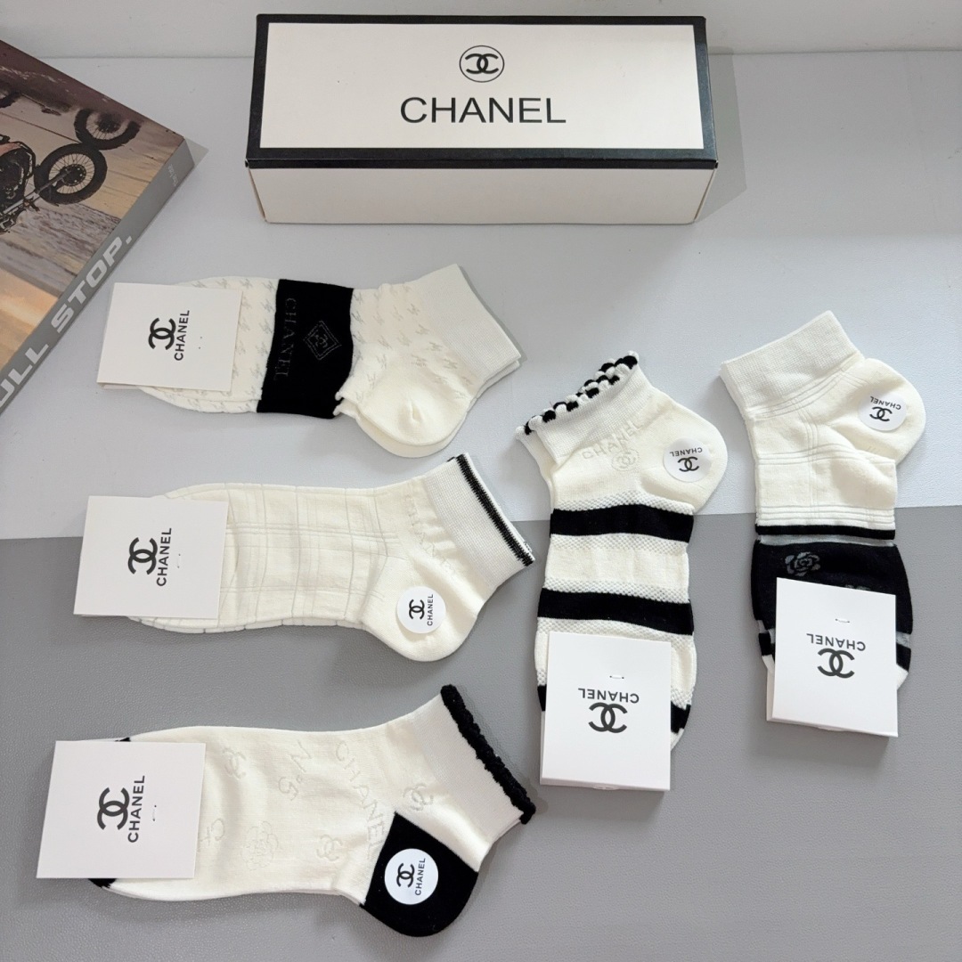 配包装（一盒5双）
CHANEL 香奈儿经典袜子❗️高版本竹棉材质柔软，秒杀市场普通货，经典的双C图案l