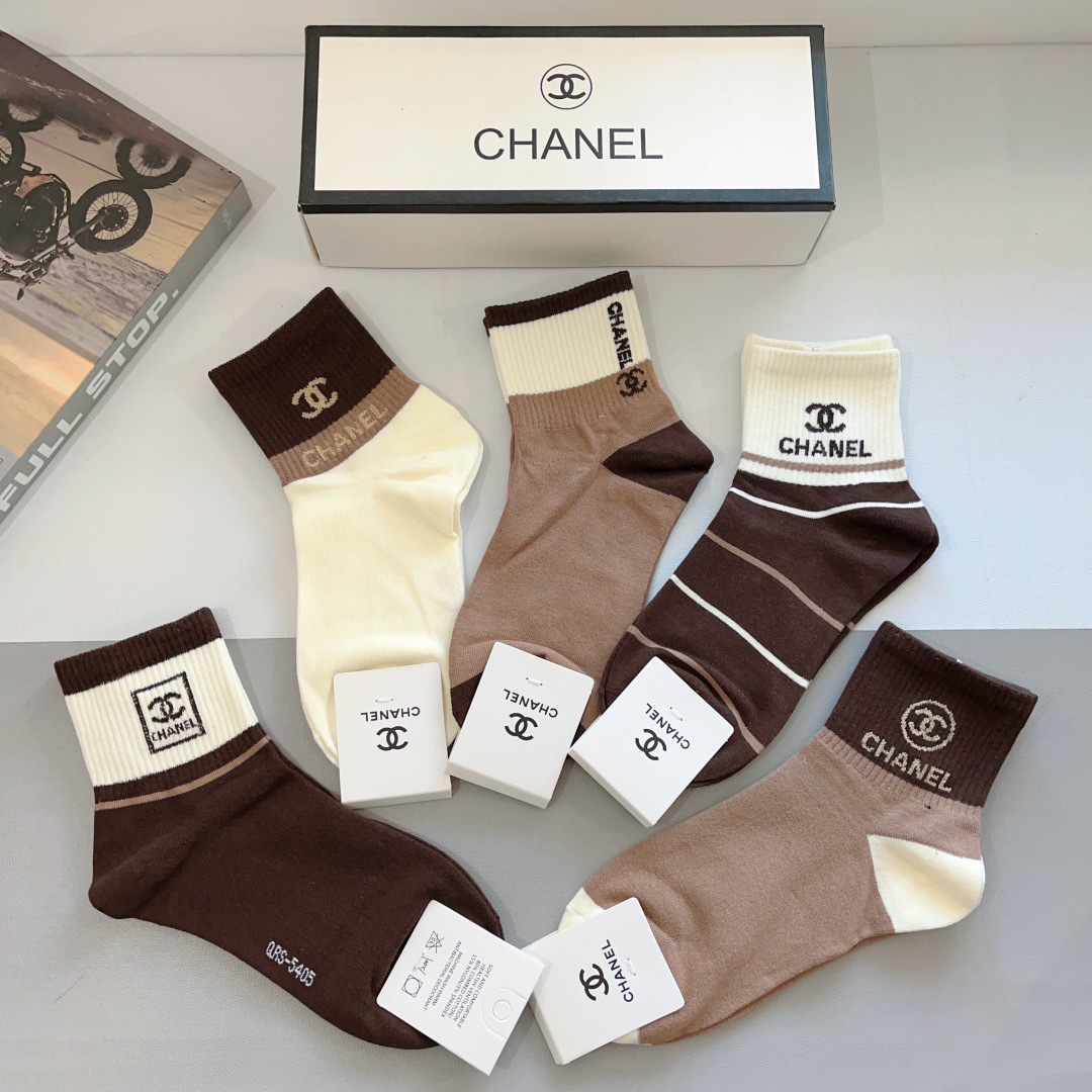 配包装（一盒5双）
CHANEL 香奈儿经典袜子❗️高版本纯棉材质柔软，秒杀市场普通货，经典的双C图案l