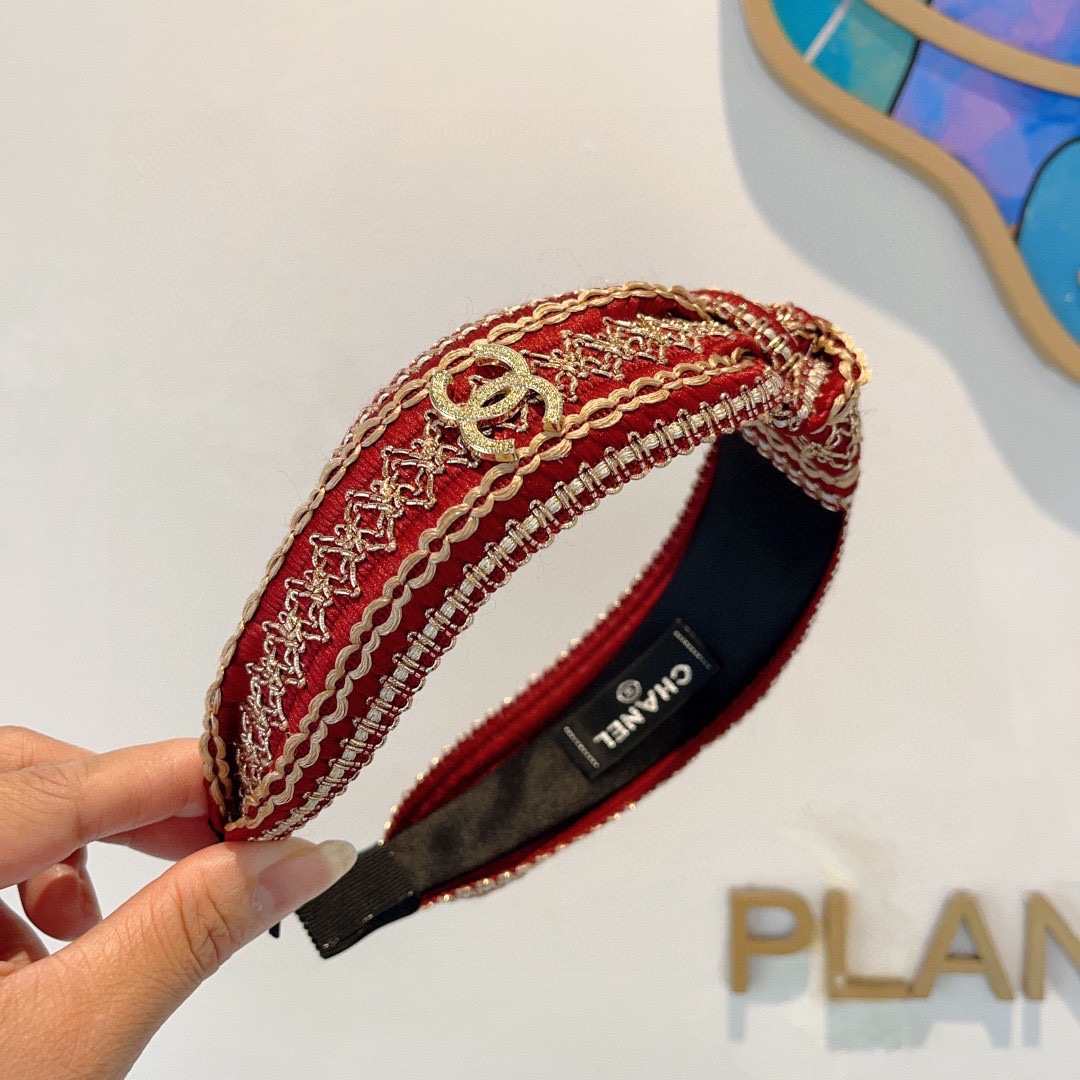 配包装
CHANEL（香奈儿）最新款小香发箍，复古头箍，网红爆款推荐 超精致，时尚百搭！