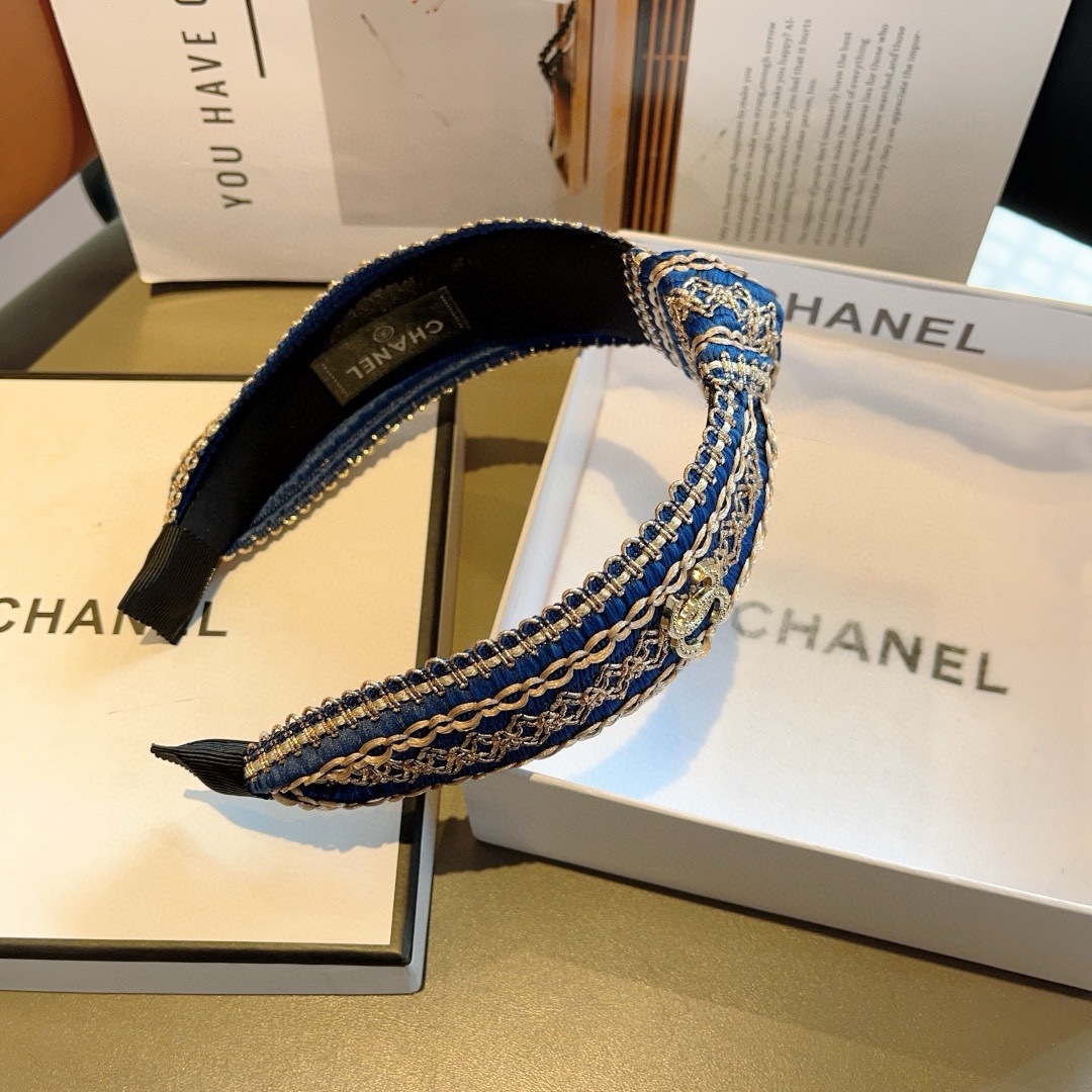 配包装
CHANEL（香奈儿）最新款小香发箍，复古头箍，网红爆款推荐 超精致，时尚百搭！