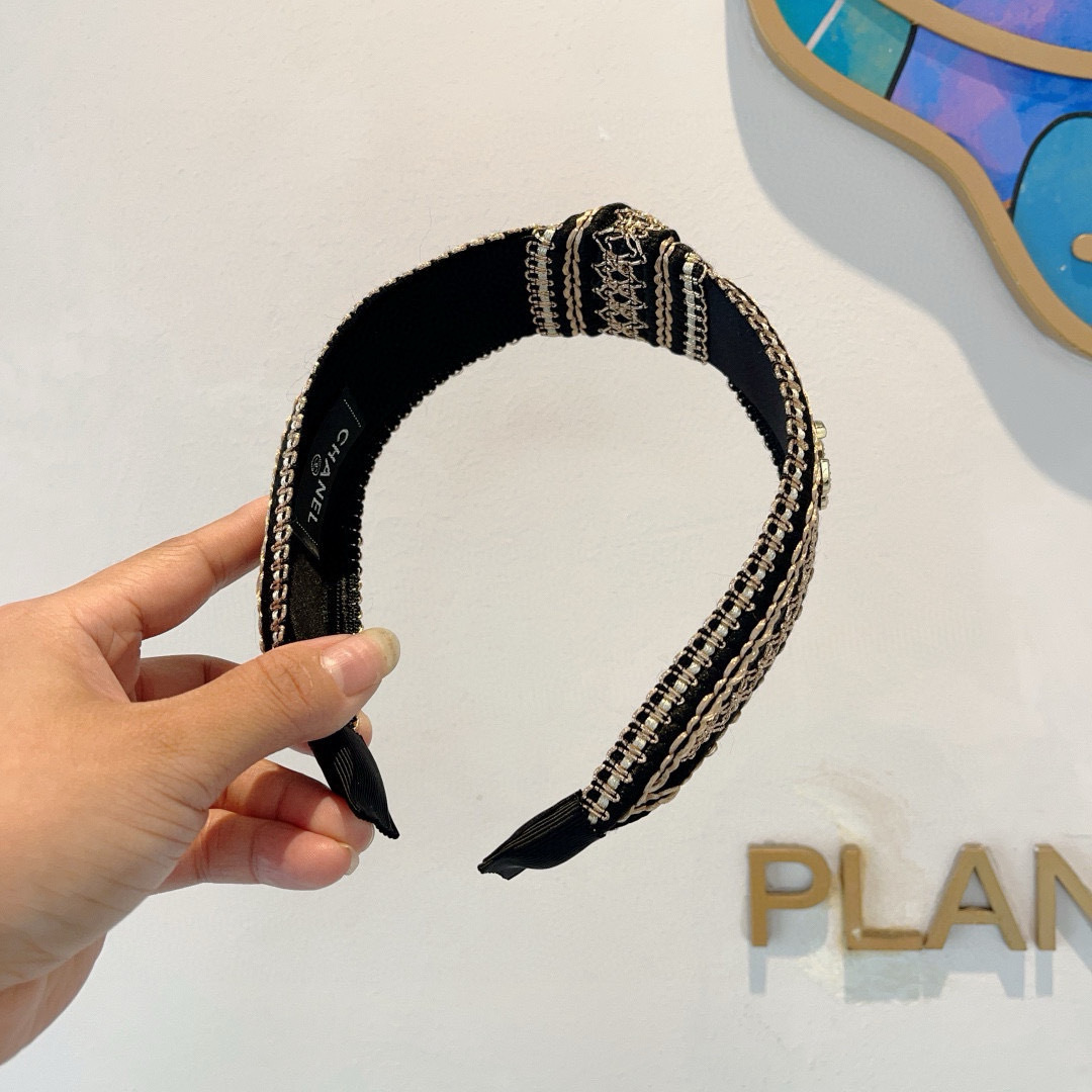 配包装
CHANEL（香奈儿）最新款小香发箍，复古头箍，网红爆款推荐 超精致，时尚百搭！