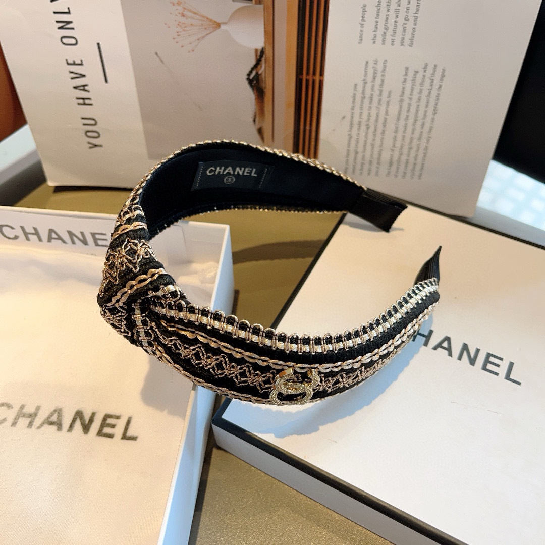 配包装
CHANEL（香奈儿）最新款小香发箍，复古头箍，网红爆款推荐 超精致，时尚百搭！