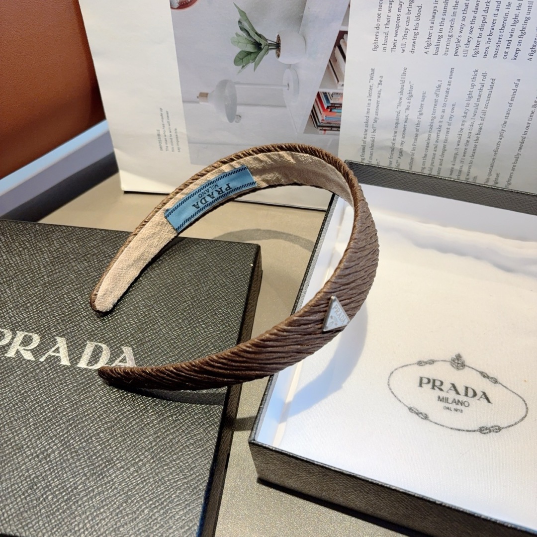 配包装
PRADA （普拉达）新款潮流字母发箍。气质女神必备单品，非常百搭，时尚潮流， 戴上它满满的高大