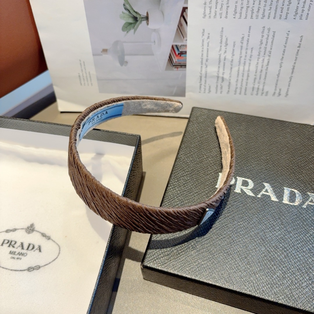配包装
PRADA （普拉达）新款潮流字母发箍。气质女神必备单品，非常百搭，时尚潮流， 戴上它满满的高大