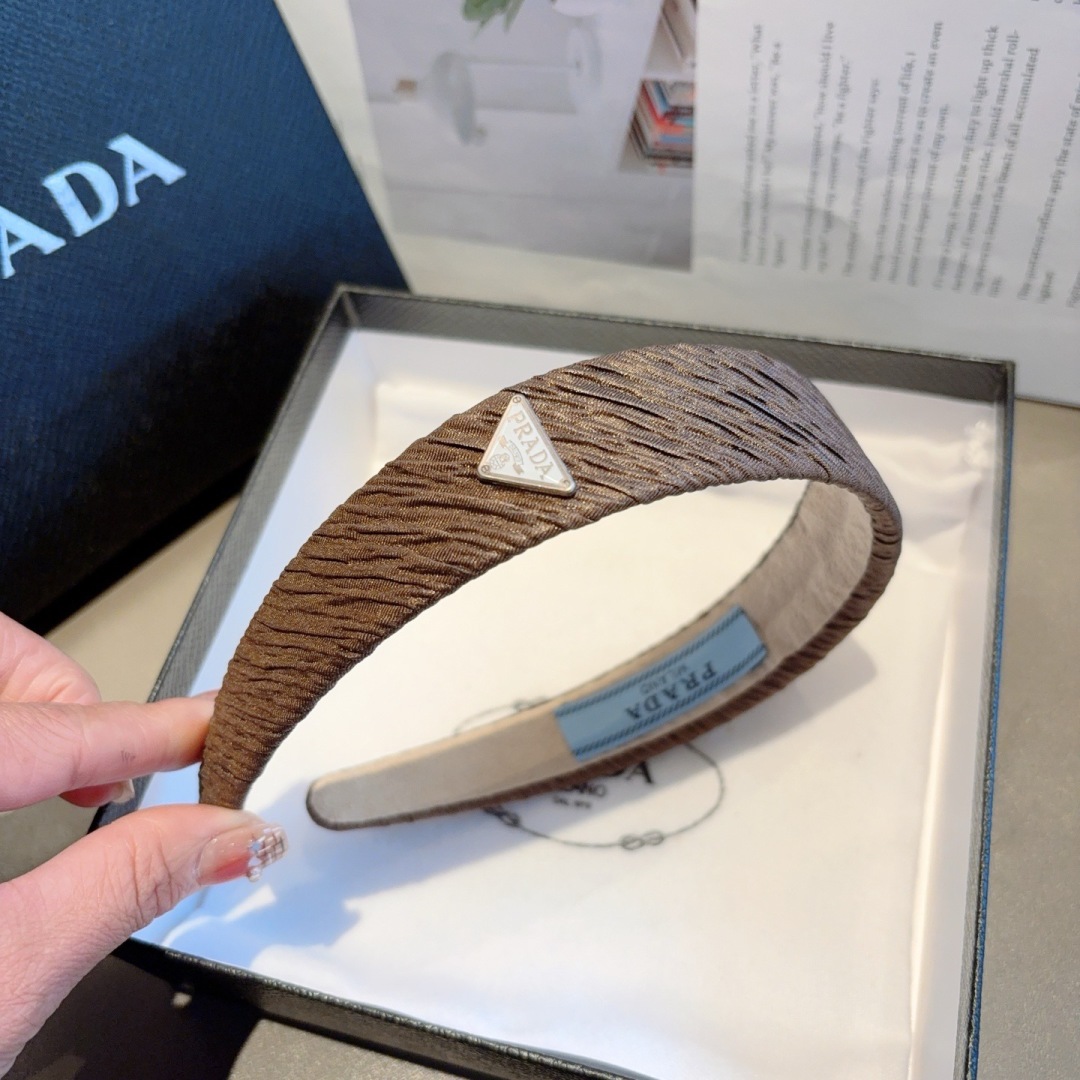 配包装
PRADA （普拉达）新款潮流字母发箍。气质女神必备单品，非常百搭，时尚潮流， 戴上它满满的高大