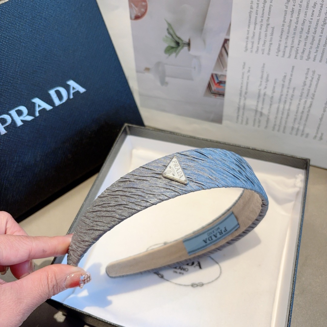配包装
PRADA （普拉达）新款潮流字母发箍。气质女神必备单品，非常百搭，时尚潮流， 戴上它满满的高大