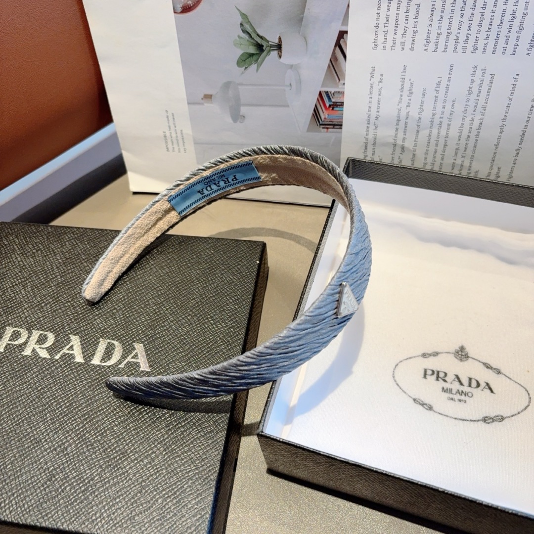 配包装
PRADA （普拉达）新款潮流字母发箍。气质女神必备单品，非常百搭，时尚潮流， 戴上它满满的高大