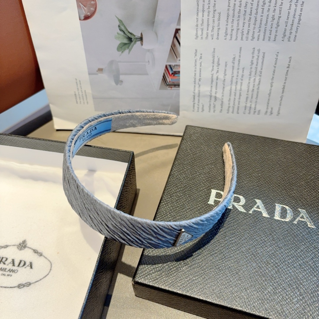 配包装
PRADA （普拉达）新款潮流字母发箍。气质女神必备单品，非常百搭，时尚潮流， 戴上它满满的高大