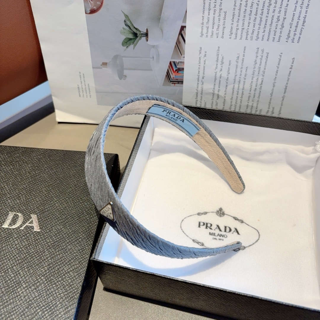 配包装
PRADA （普拉达）新款潮流字母发箍。气质女神必备单品，非常百搭，时尚潮流， 戴上它满满的高大