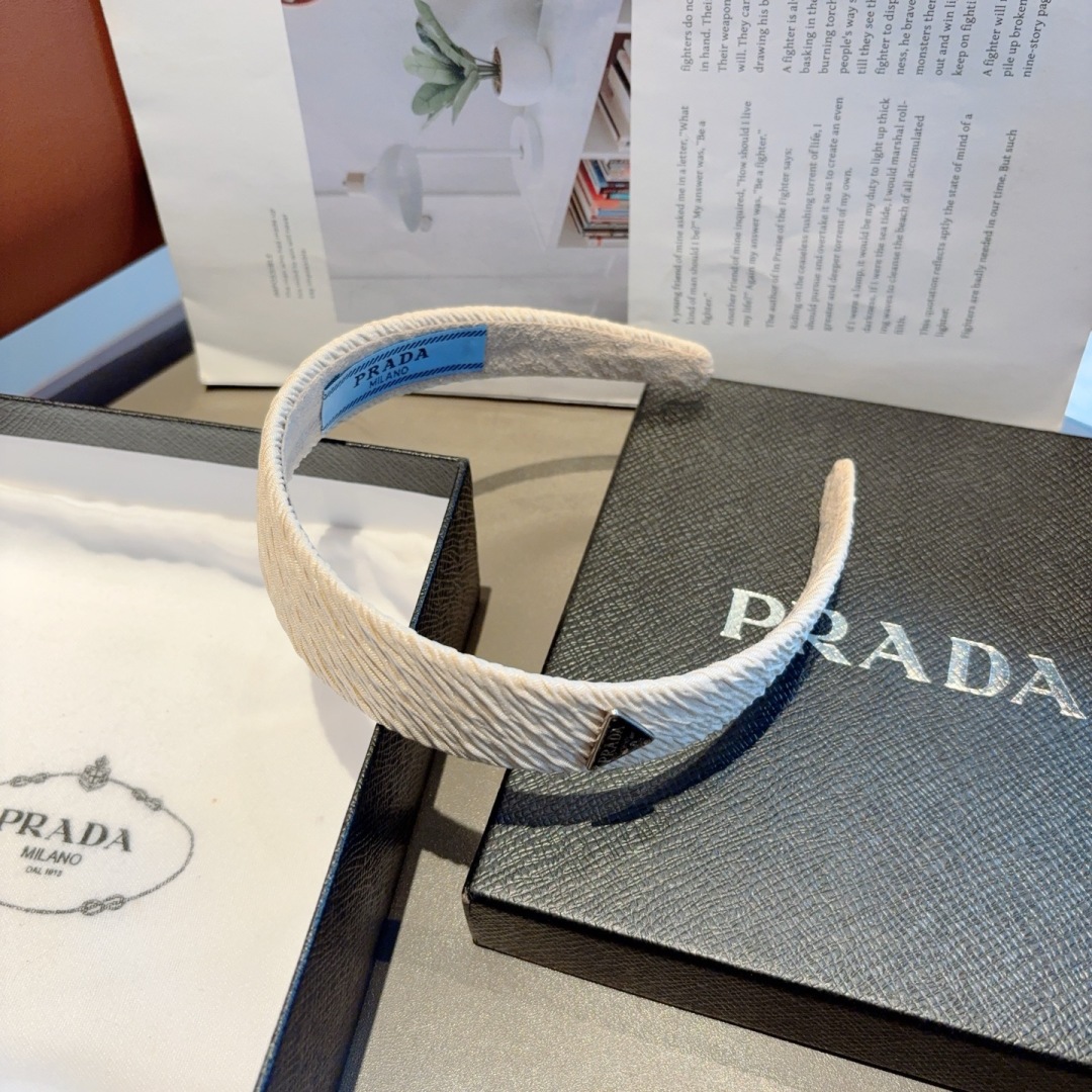 配包装
PRADA （普拉达）新款潮流字母发箍。气质女神必备单品，非常百搭，时尚潮流， 戴上它满满的高大