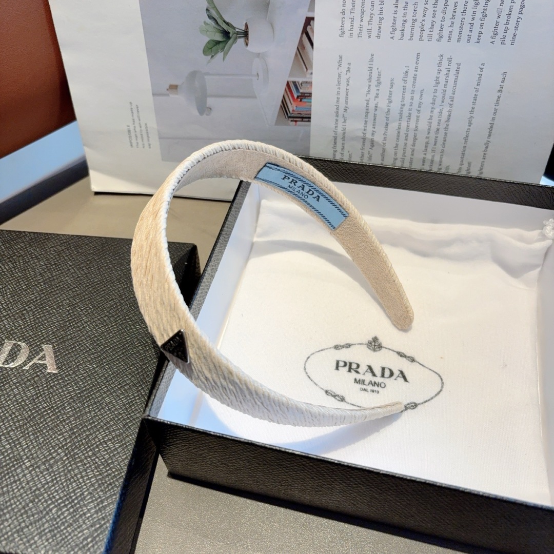 配包装
PRADA （普拉达）新款潮流字母发箍。气质女神必备单品，非常百搭，时尚潮流， 戴上它满满的高大
