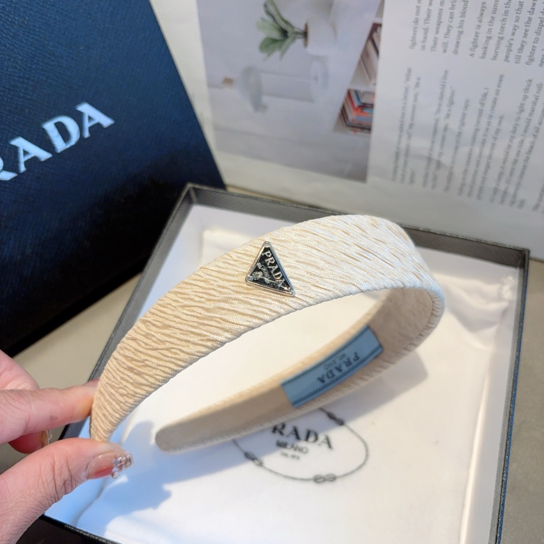 配包装
PRADA （普拉达）新款潮流字母发箍。气质女神必备单品，非常百搭，时尚潮流， 戴上它满满的高大