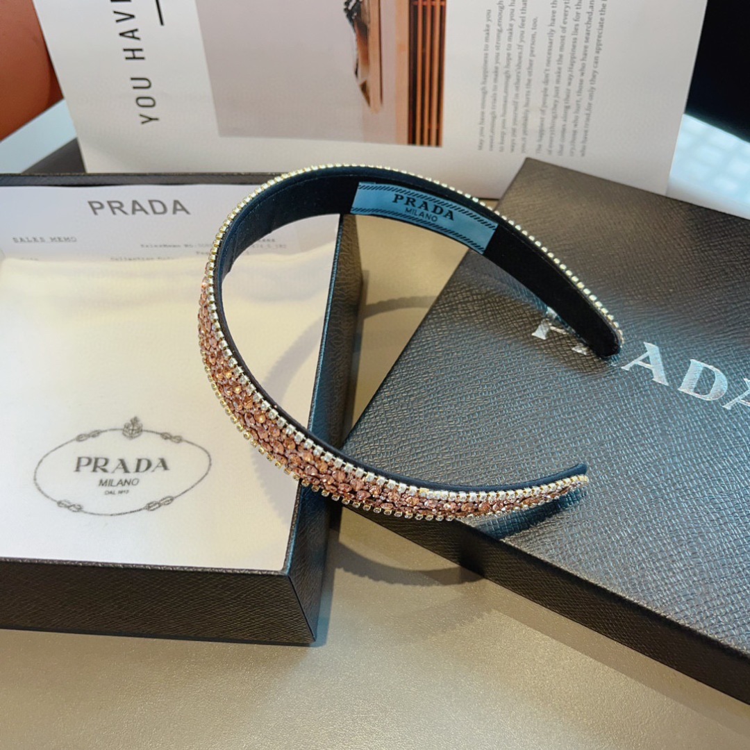 配包装
PRADA （普拉达） 欧美新款潮流色彩贴钻发箍，明星同款 女神必备单品，非常百搭，时尚潮流， 