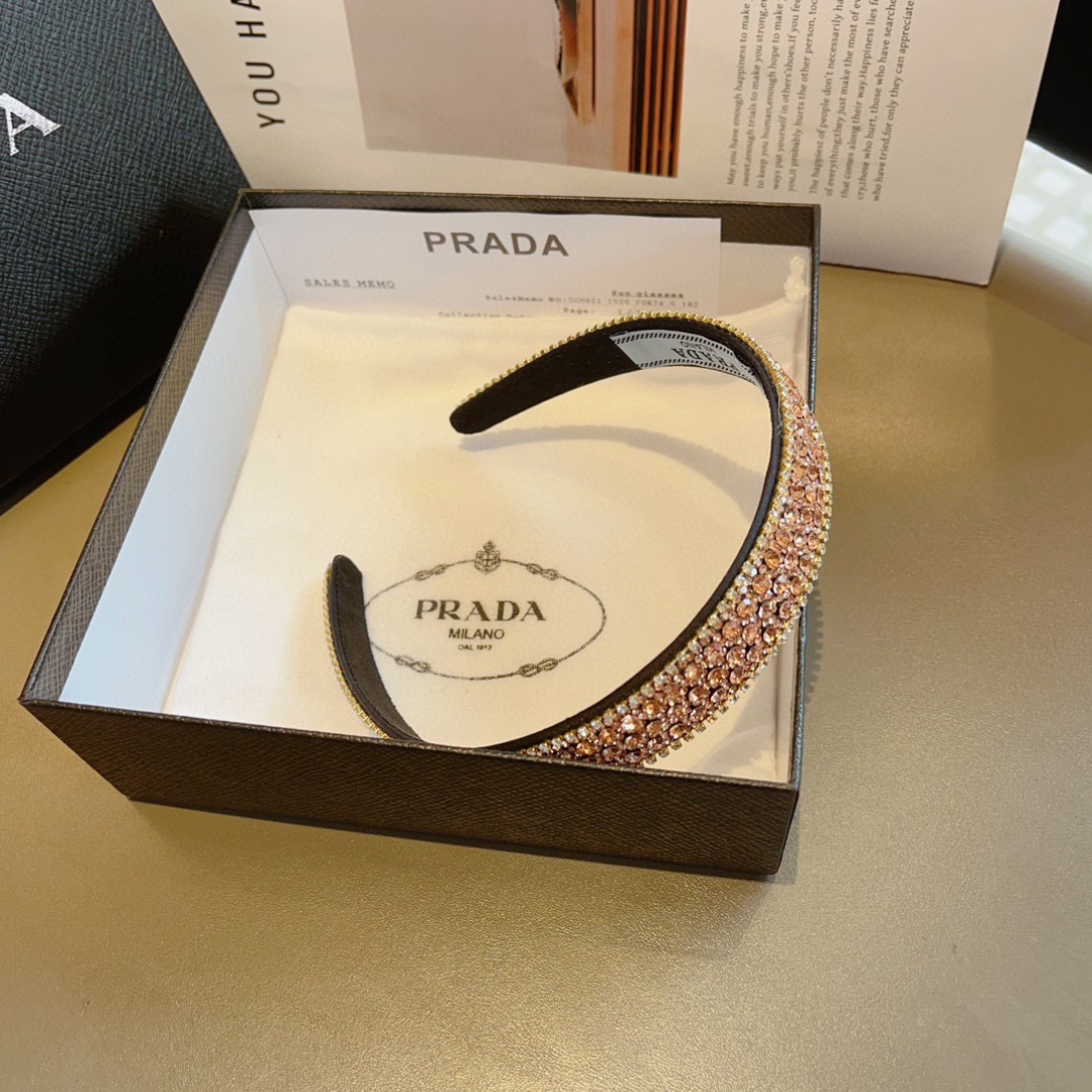 配包装
PRADA （普拉达） 欧美新款潮流色彩贴钻发箍，明星同款 女神必备单品，非常百搭，时尚潮流， 