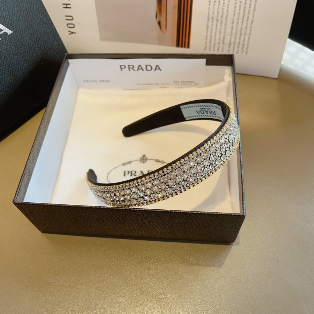 配包装
PRADA （普拉达） 欧美新款潮流色彩贴钻发箍，明星同款 女神必备单品，非常百搭，时尚潮流， 