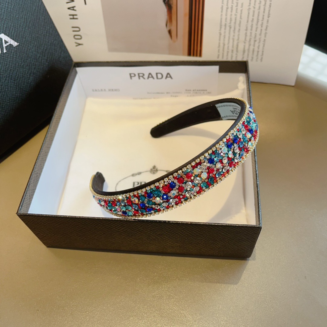 配包装
PRADA （普拉达） 欧美新款潮流色彩贴钻发箍，明星同款 女神必备单品，非常百搭，时尚潮流， 