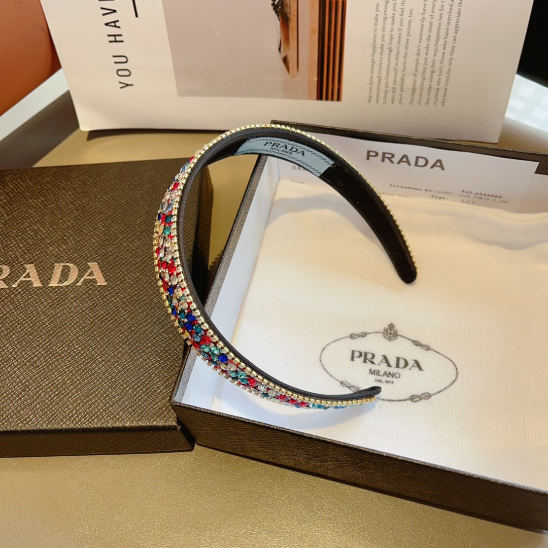 配包装
PRADA （普拉达） 欧美新款潮流色彩贴钻发箍，明星同款 女神必备单品，非常百搭，时尚潮流， 
