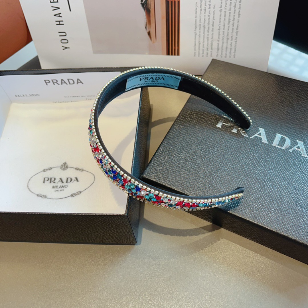配包装
PRADA （普拉达） 欧美新款潮流色彩贴钻发箍，明星同款 女神必备单品，非常百搭，时尚潮流， 