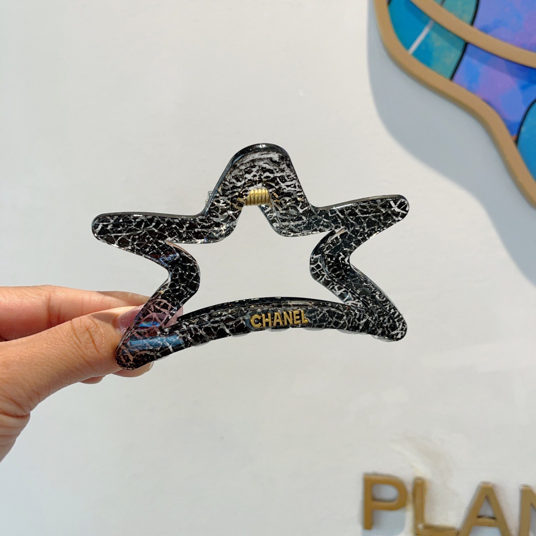 配包装
CHANEL（香奈儿）新款手工五角星形网红抓夹，高级感字母简约复古发夹原单货，潮流时尚百搭款！