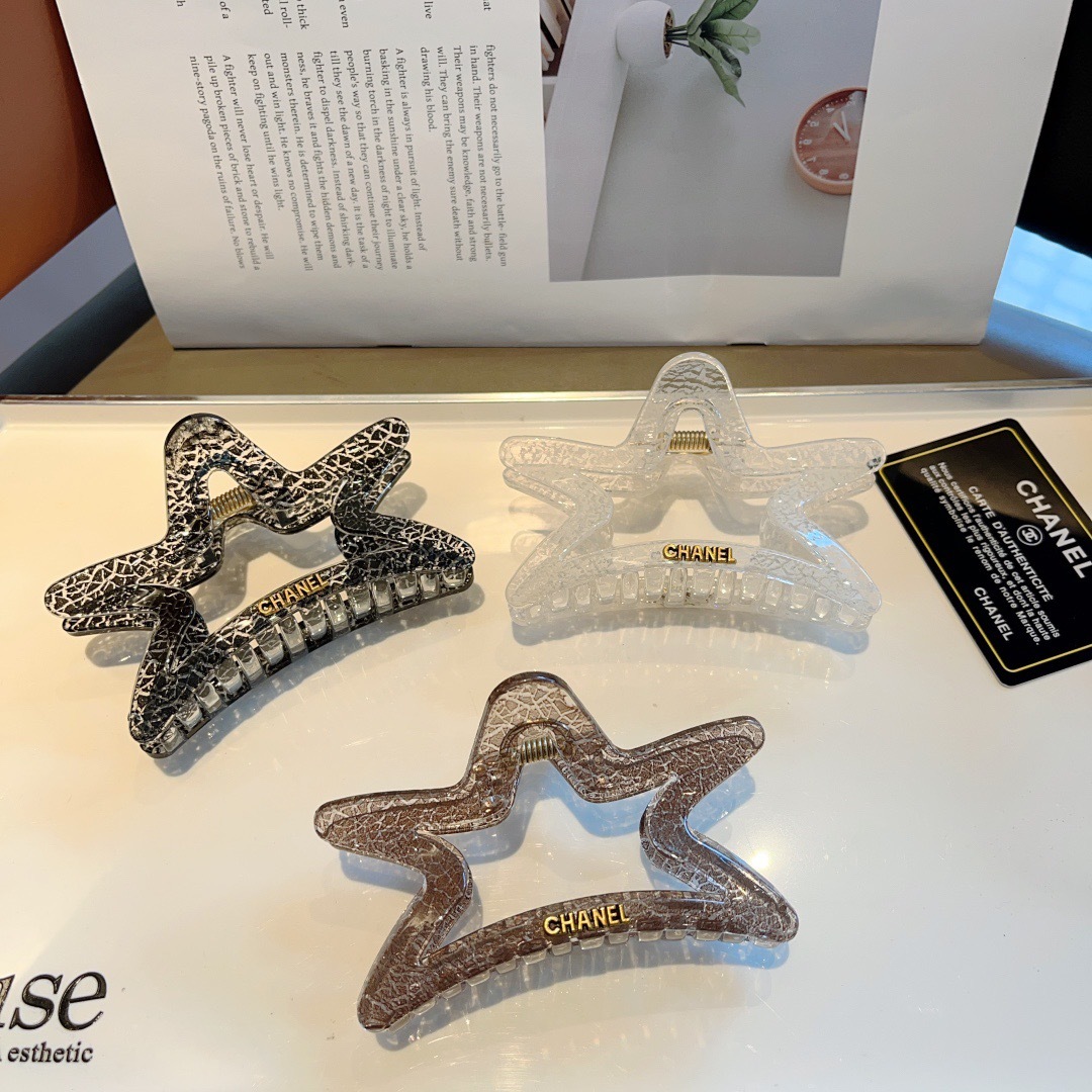 配包装
CHANEL（香奈儿）新款手工五角星形网红抓夹，高级感字母简约复古发夹原单货，潮流时尚百搭款！