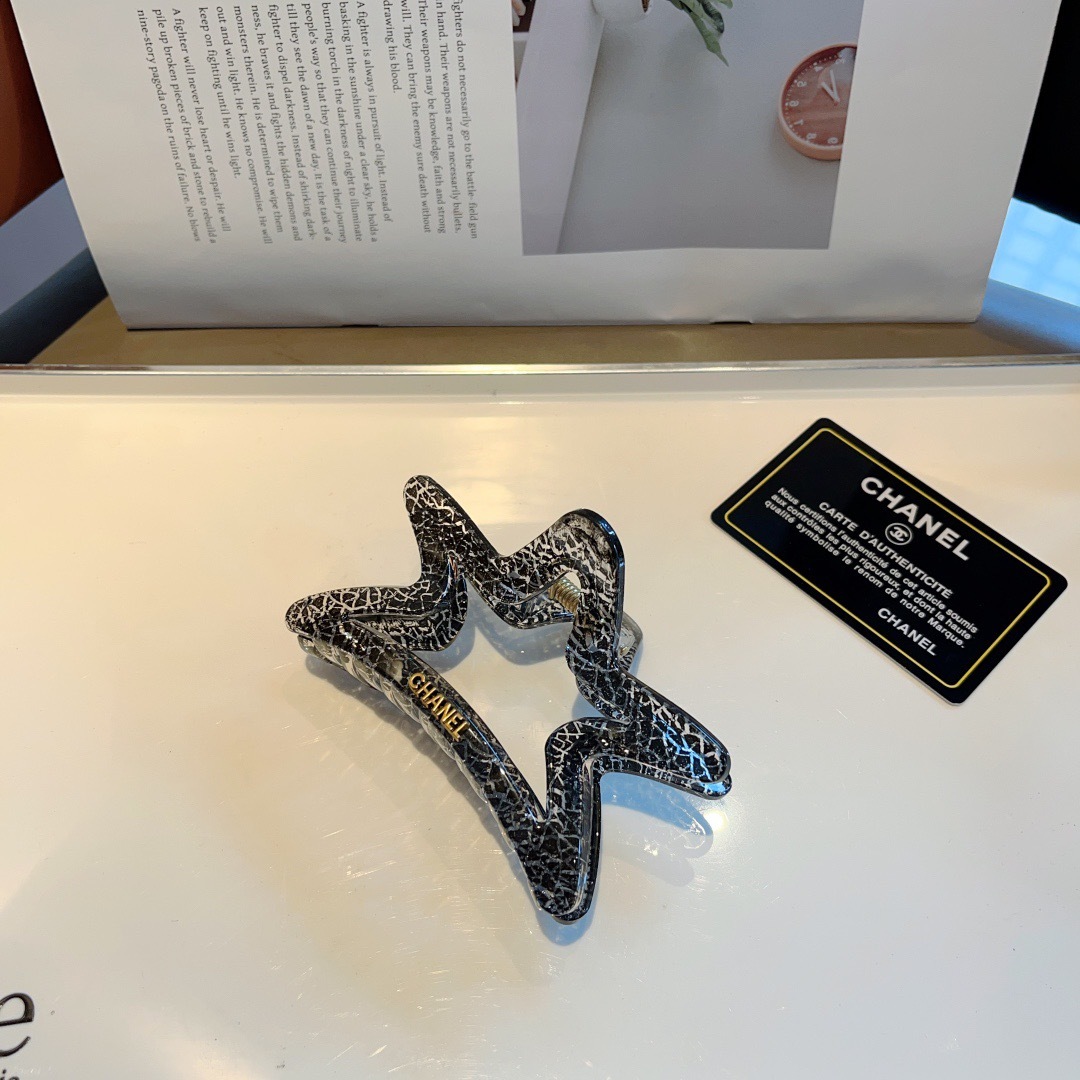配包装
CHANEL（香奈儿）新款手工五角星形网红抓夹，高级感字母简约复古发夹原单货，潮流时尚百搭款！