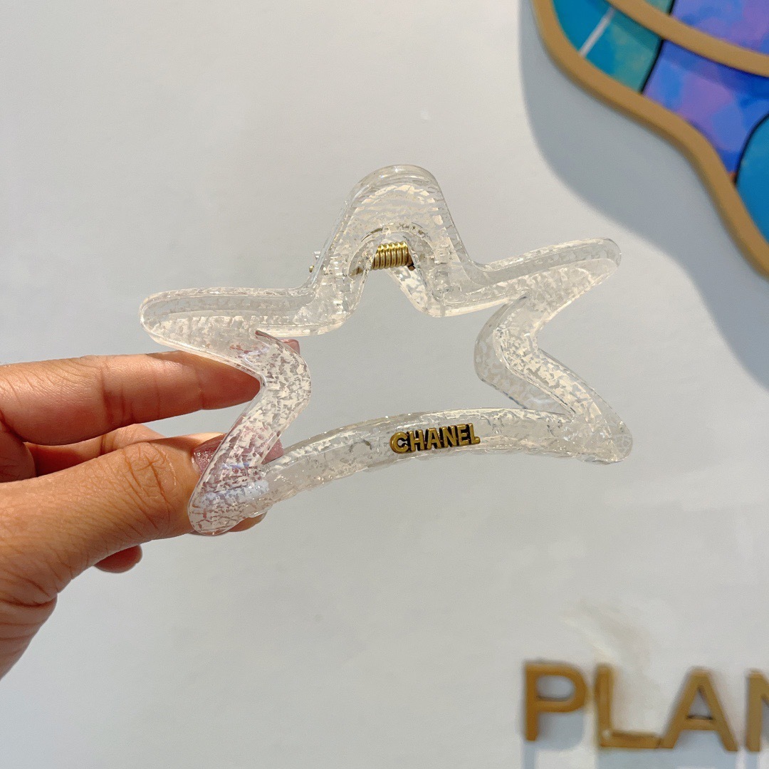 配包装
CHANEL（香奈儿）新款手工五角星形网红抓夹，高级感字母简约复古发夹原单货，潮流时尚百搭款！