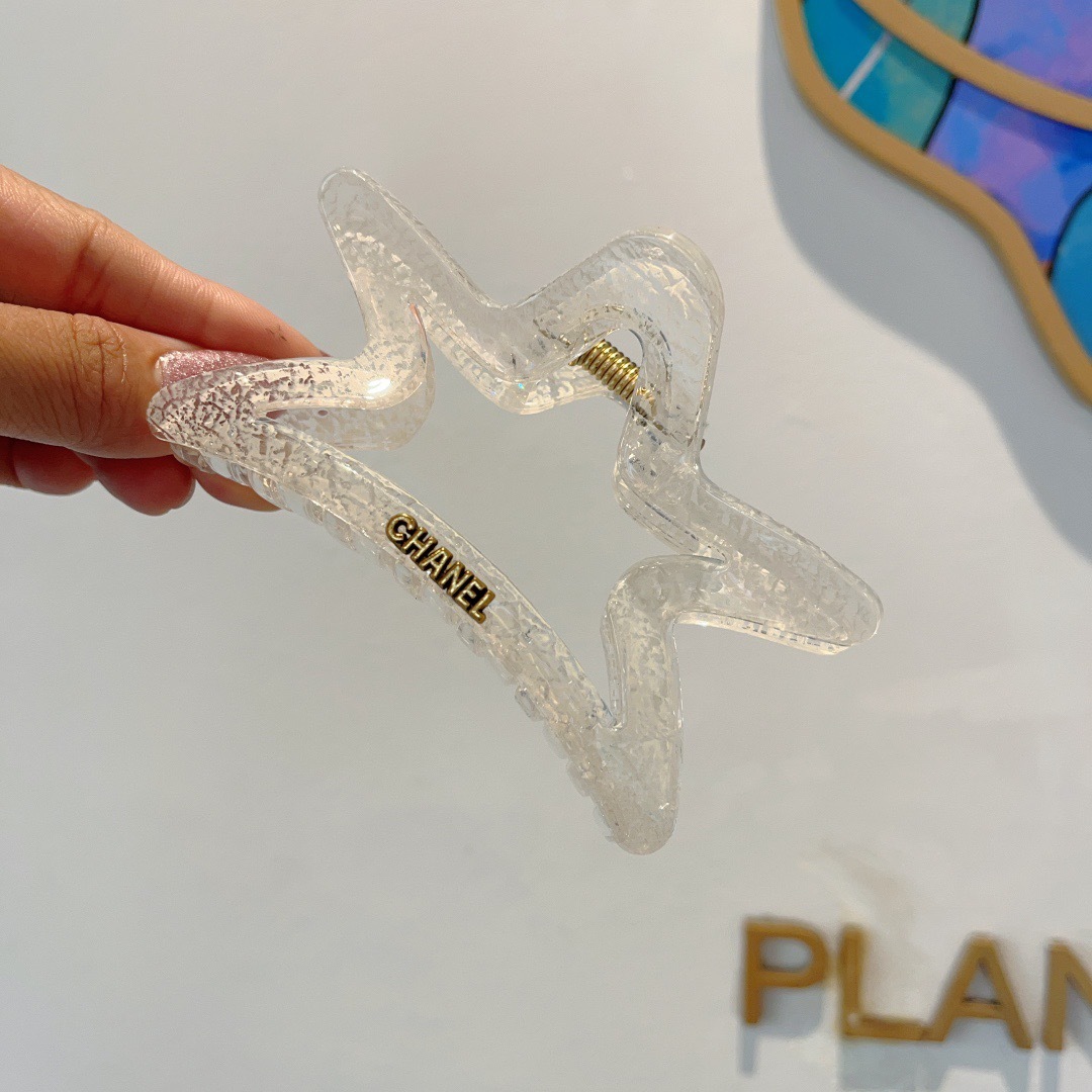 配包装
CHANEL（香奈儿）新款手工五角星形网红抓夹，高级感字母简约复古发夹原单货，潮流时尚百搭款！