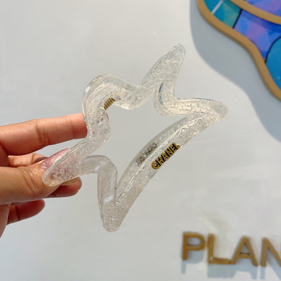 配包装
CHANEL（香奈儿）新款手工五角星形网红抓夹，高级感字母简约复古发夹原单货，潮流时尚百搭款！