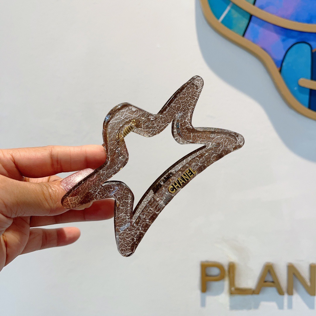 配包装
CHANEL（香奈儿）新款手工五角星形网红抓夹，高级感字母简约复古发夹原单货，潮流时尚百搭款！